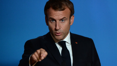 Emmanuel Macron gesticulează cu arătătorul