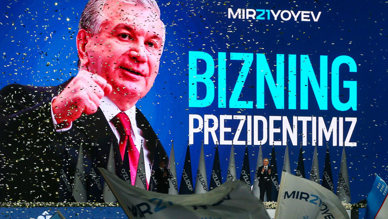 preșdintele Şavkat Mirzoev pe scenă
