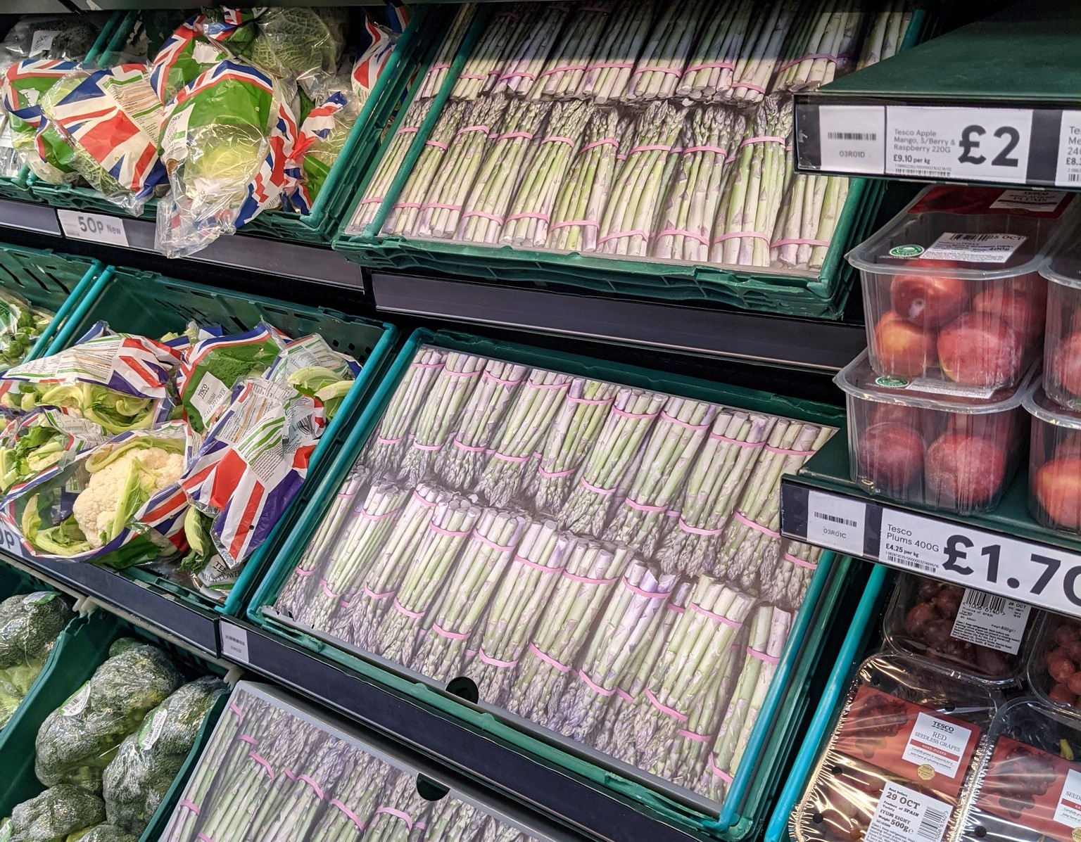 Magazinele din Marea Britanie pun acum fotografii cu alimente pe rafturile rămase goale ca efect al Brexit-ului