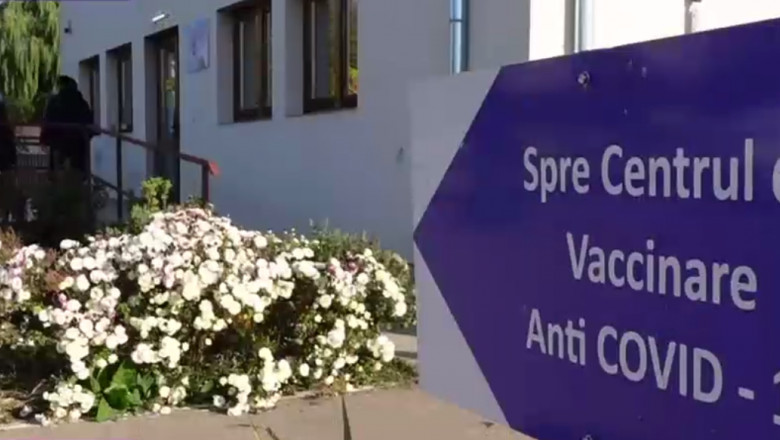 Panou de direcționare către un centru de vaccinare.