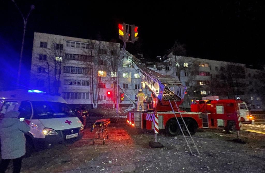 Explozie la un bloc din Rusia, soldată cu mai multe apartamente distruse. Acoperișul clădirii s-a prăbușit