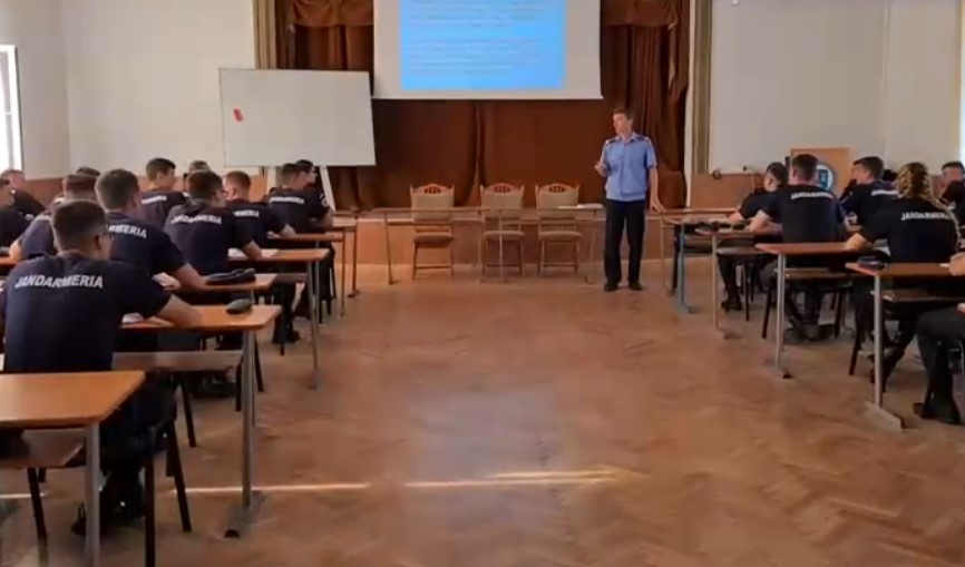 Un candidat la școala de jandarmi a fost nevoit să-și facă nevoile în clasă în timpul examenului de la Botoșani