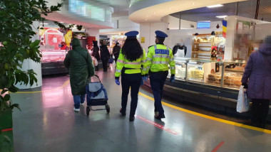 politisti in centru comercial