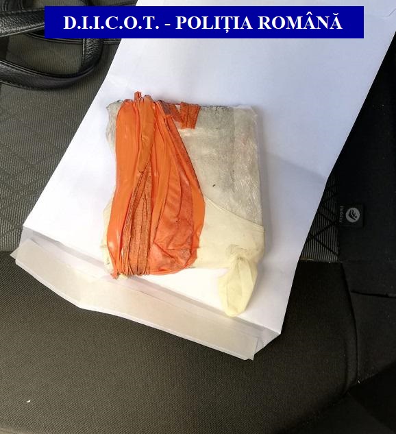 Trei traficanți din Dâmbovița îngropau droguri în pământ și marcau locurile pentru a le găsi ulterior (anchetă DIICOT)