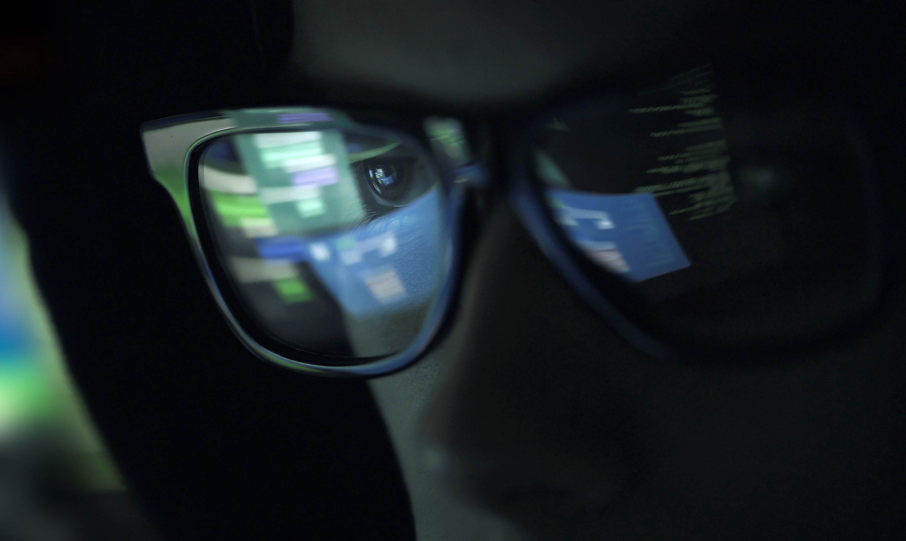 Operaţiunea „DarkHunTOR”: Milioane de euro în numerar și bitcoin, droguri și arme vândute pe DarkNet au fost confiscate de polițiști