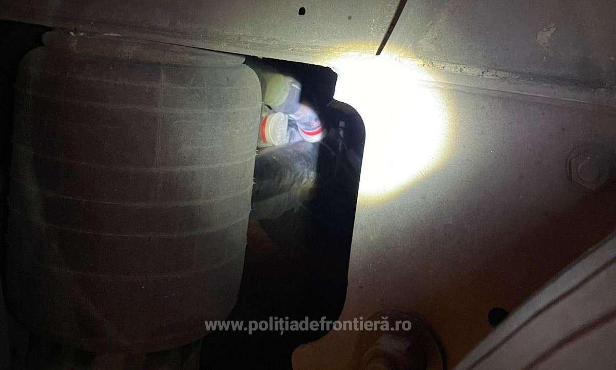 Un tânăr afgan a călătorit pe osia unui TIR din Turcia până în România