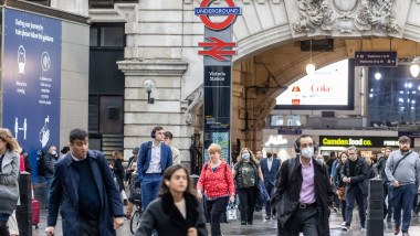 oameni pe stărzile din Londra