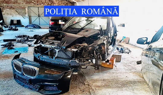 Mașină de lux furată din Marea Britanie, găsită în plin proces de dezmembrare într-o curte din Neamț