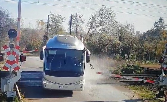 VIDEO. Șofer de autobuz, surprins când trece peste barierele de la o trecere de cale ferată în Prahova
