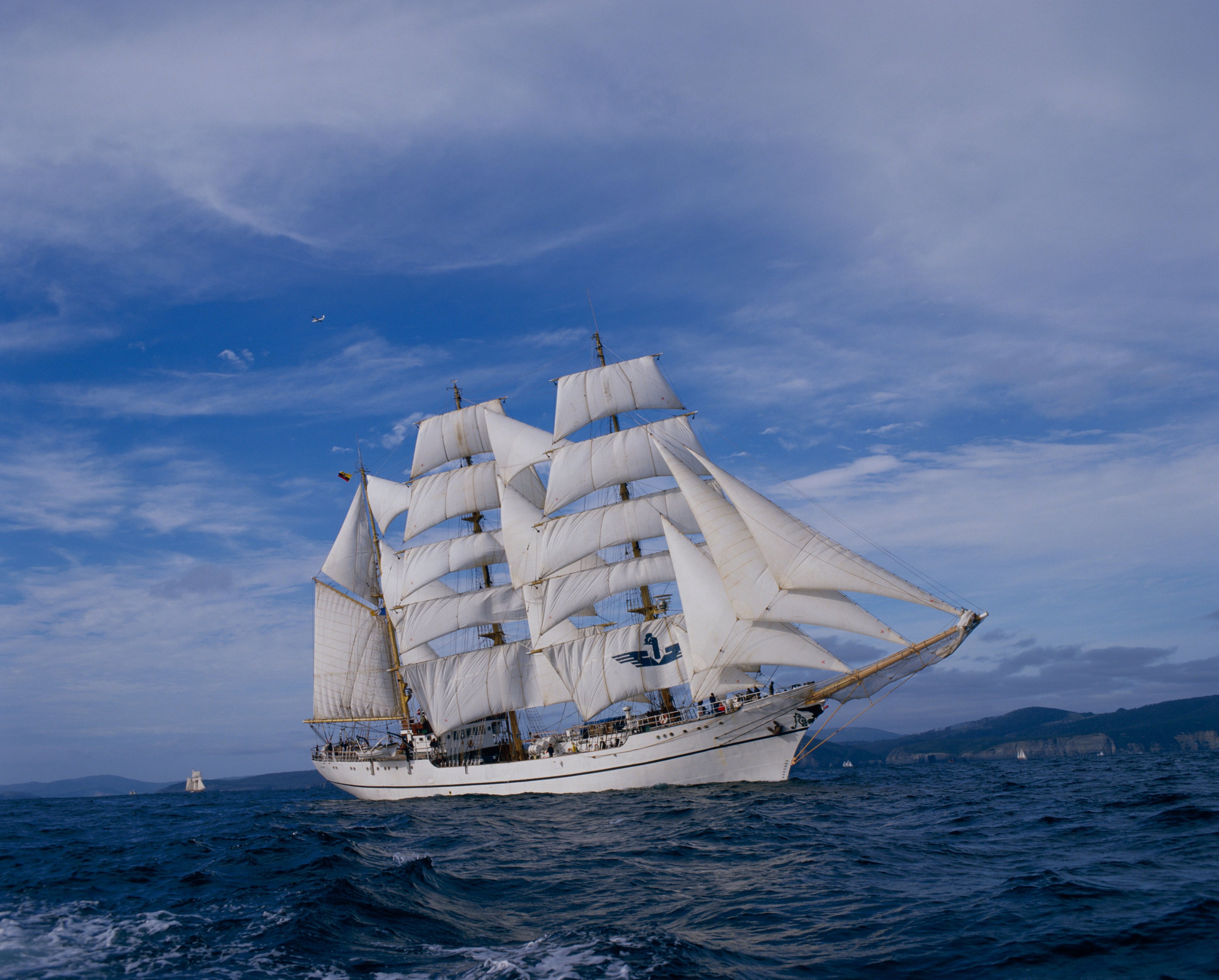 Nava școală a marinei ecuadoriene, un vas cu pânze, a capturat un narco-submarin în apele internaționale