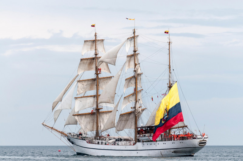 Belfast, Northern Ireland. 5th July, 2015. The Tall Ship Guayas, training vessel for the Ecuadorian Navy, unfurls a massive flag as she leaves Belfast after four days of festivities en route to Norway for racing. © Stephen Barnes/Alamy Live News