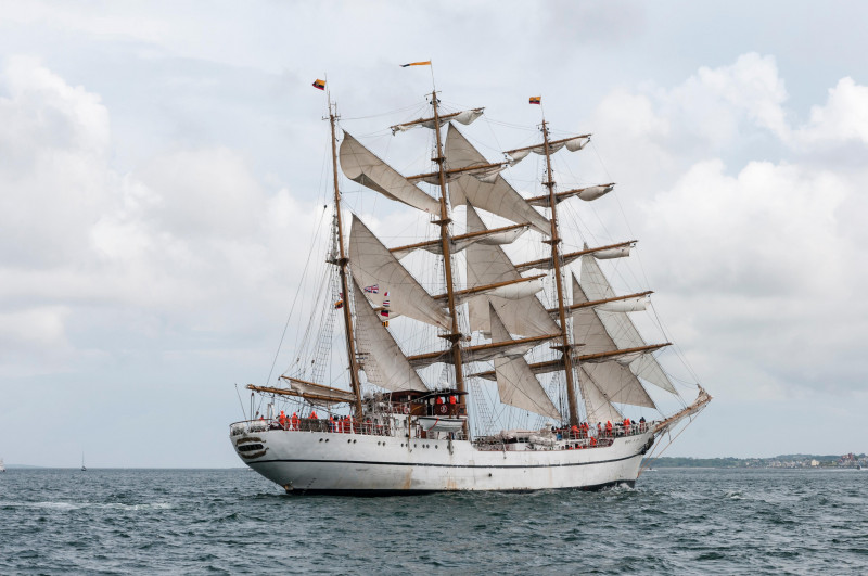 Belfast, Northern Ireland. 5th July, 2015. The Tall Ship Guayas, training vessel for the Ecuadorian Navy, leaves Belfast after four days of festivities en route to Norway for racing. © Stephen Barnes/Alamy Live News