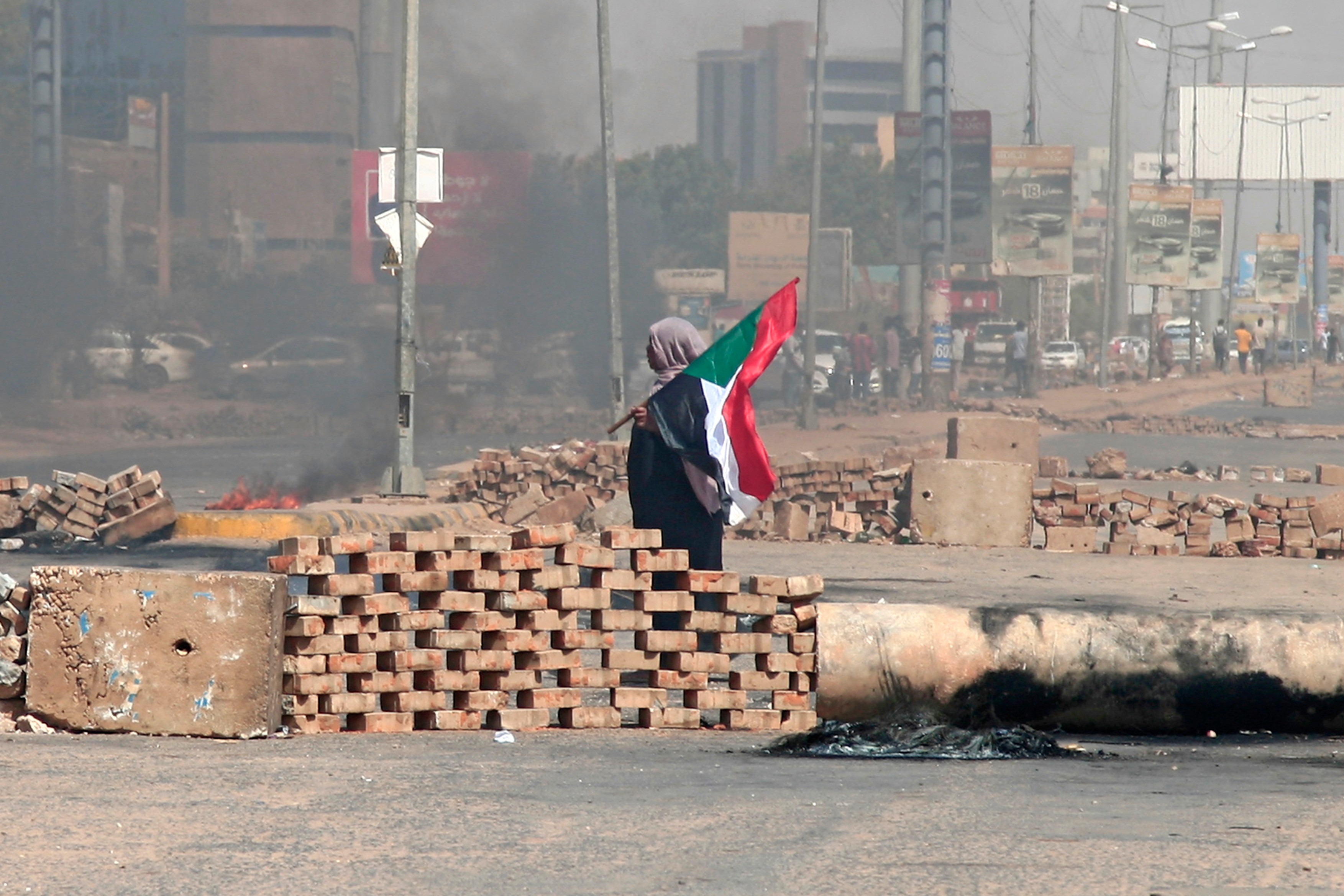 Scene de război în capitala Sudanului după lovitura de stat. Khartoum a fost baricadat de militari și protestatari