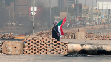 Baricade din cărămizi și un steag al Sudanului în capitala Khartoum