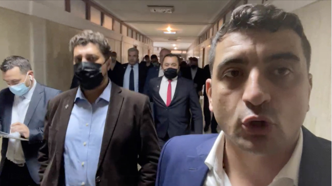 Parlamentarii AUR, asalt la comisiile din Senat. Simion l-a îmbrâncit pe Fenechiu: „George, îți spun românește: nu poți să intri!”