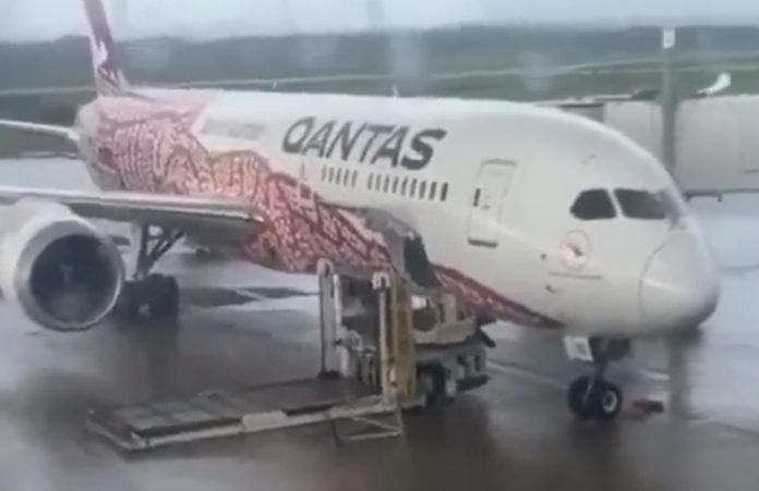VIDEO. Momentul în care un avion este împins de vânt într-un utilaj