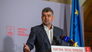 Marcel Ciolacu, președintele PSD. intinde mainile in timpul unei conferinte