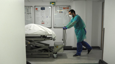 medic care impinge un pat acoperit
