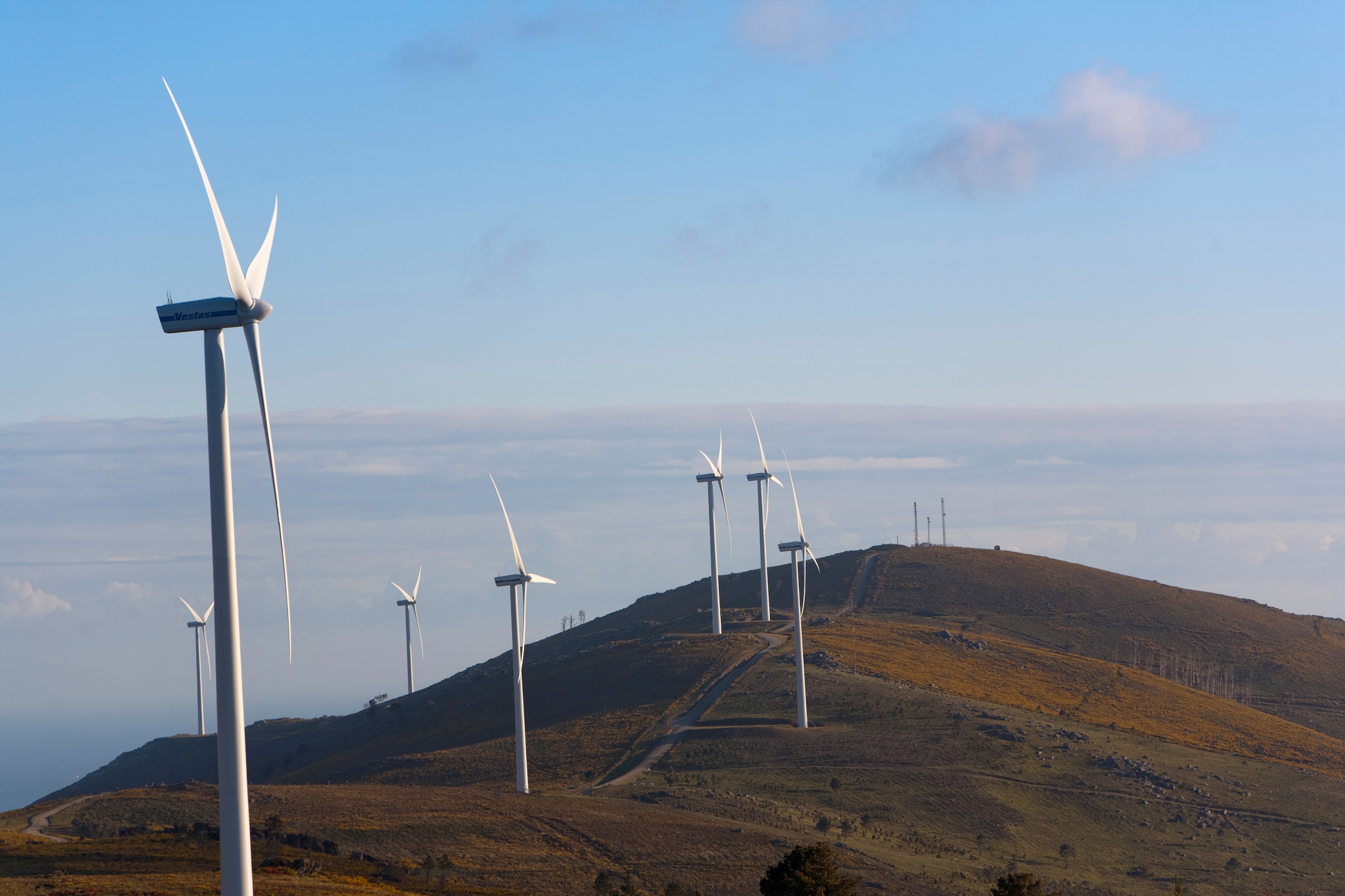 Comisia Europeană anunță că sursele regenerabile au depășit combustibilii fosili ca sursă principală de energie în UE