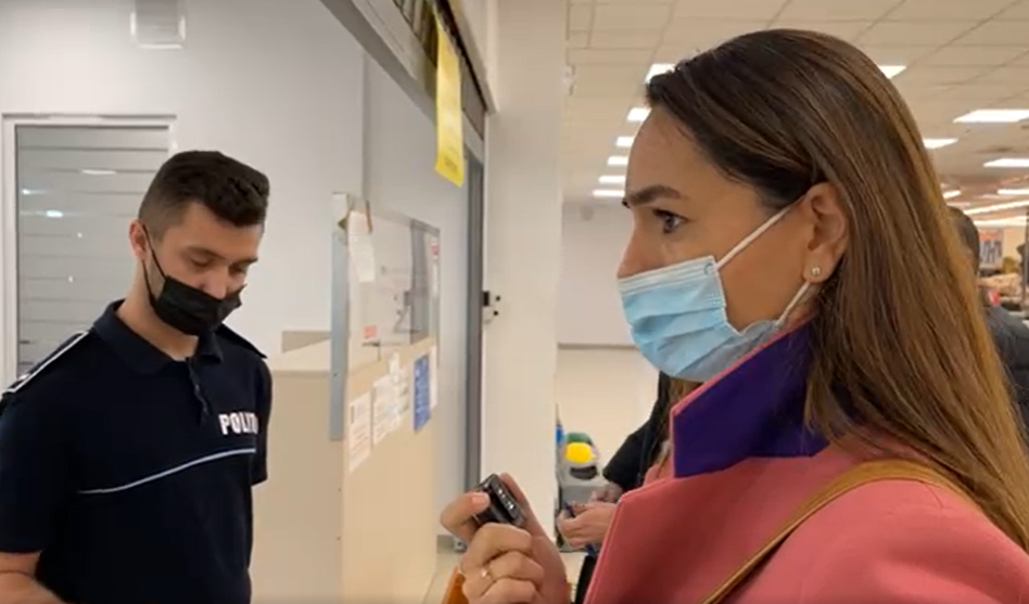 VIDEO O deputată fără certificat verde a făcut scandal la Înmatriculări. Oamenii au reacționat: „Chemaţi, bă, mascaţii să o ia de aici”