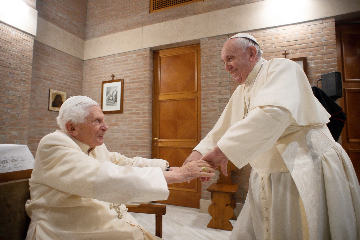 Papa Francisc și Papa emerit Benedict al XVI-lea, 94 de ani, au fost imunizați cu cea de-a treia doză de vaccin anti-COVID-19