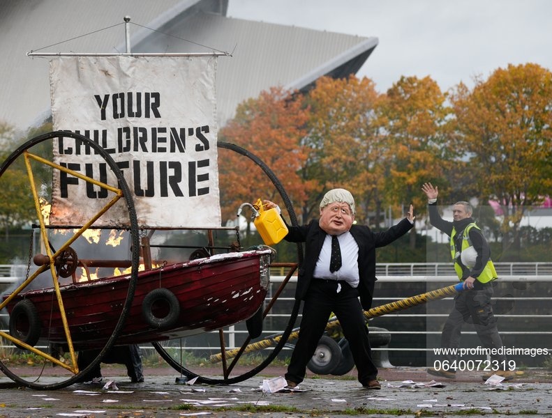 Un protestatar deghizat în Boris Johnson a incendiat o barcă în fața clădirii unde se va organiza conferința ONU pentru climă