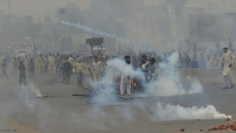 Susținători ai TLP la un protest anti-blasfemie din Lahore din 23 octombrie