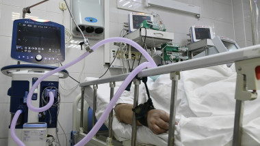 Pacient COVID într-o secție ATI.