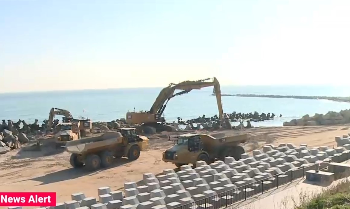 VIDEO. Au început lucrările pentru lărgirea plajei din Eforie. Plaja se va extinde cu 33 de hectare