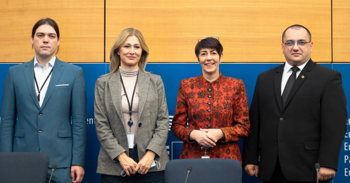 MPE german: Majoritatea deputaților europeni … sprijină opresiunea poporului, în timp ce pretind – cu nerușinare – că o fac pentru binele poporului MPE german: Majoritatea deputaților europeni … sprijină opresiunea poporului, în timp ce pretind – cu nerușinare – că o fac pentru binele poporului