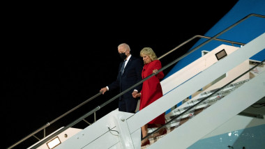 joe biden si jill biden coboara din avion