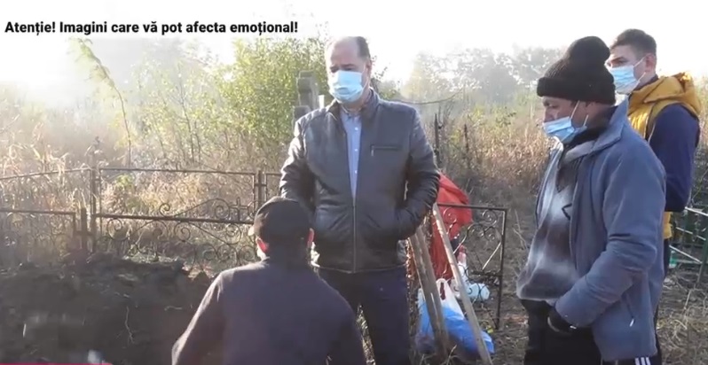 Disperat că în localitatea lui tot mai mulți oameni mor de Covid, un primar a făcut apel la vaccinare chiar din cimitir