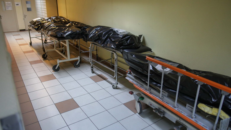 saci cu morti pe holul morgii din spitalul universitar bucuresti