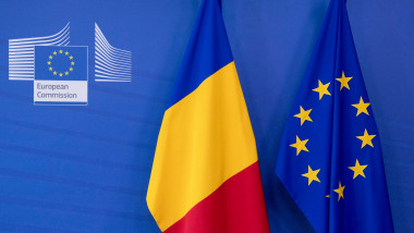 steagul romaniei si al UE alaturi de sigla comiisiei europene