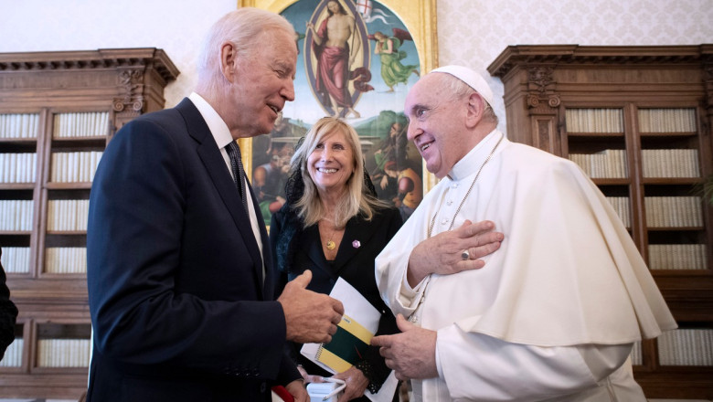 papa cu mana la inima rade impreuna cu joe si jill biden