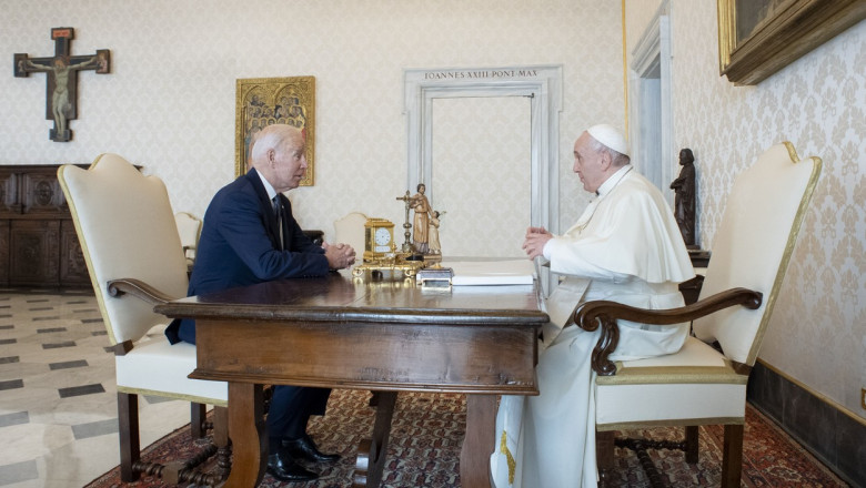 joe biden discuta cu papa francisc la o masa