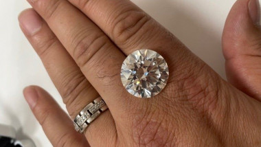 Presenter cordless Corresponding to Cea mai mare reducere din an la bijuteriile cu diamante de Black Friday:  care sunt prețurile și de unde le poți cumpăra | Digi24