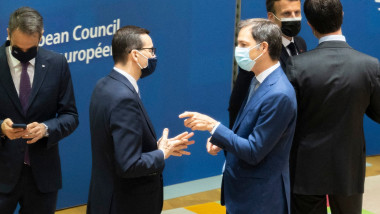 Mateusz Morawiecki (stânga) și Alexander De Croo (dreapta) la consiliul european