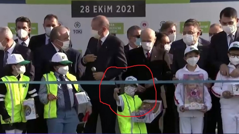 o fetita taie panglica in timp ce presedintele erdogan vorbeste cu alte oficialitati la inaugurarea unui santier