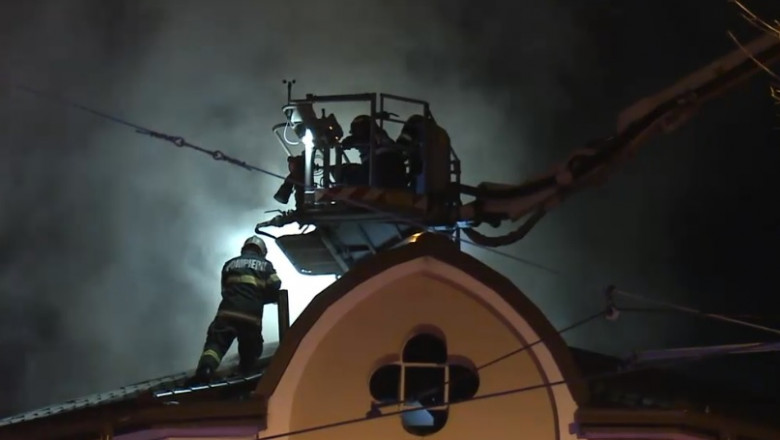 pompierii intervin la un incendiu
