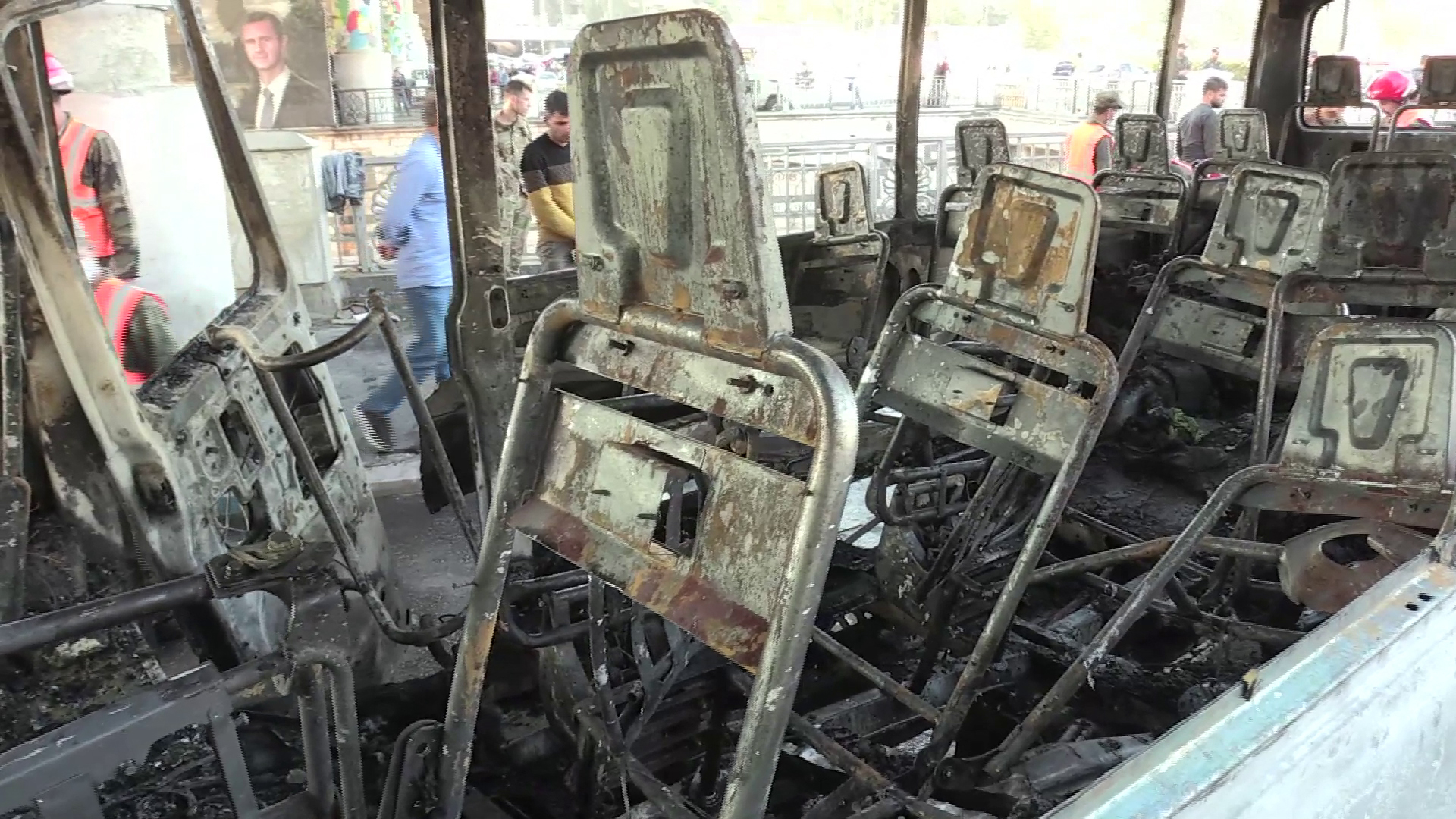 Un autobuz a sărit în aer când traversa un pod în Damasc, 13 oameni au murit. Oficialii sirieni vorbesc de o explozie teroristă