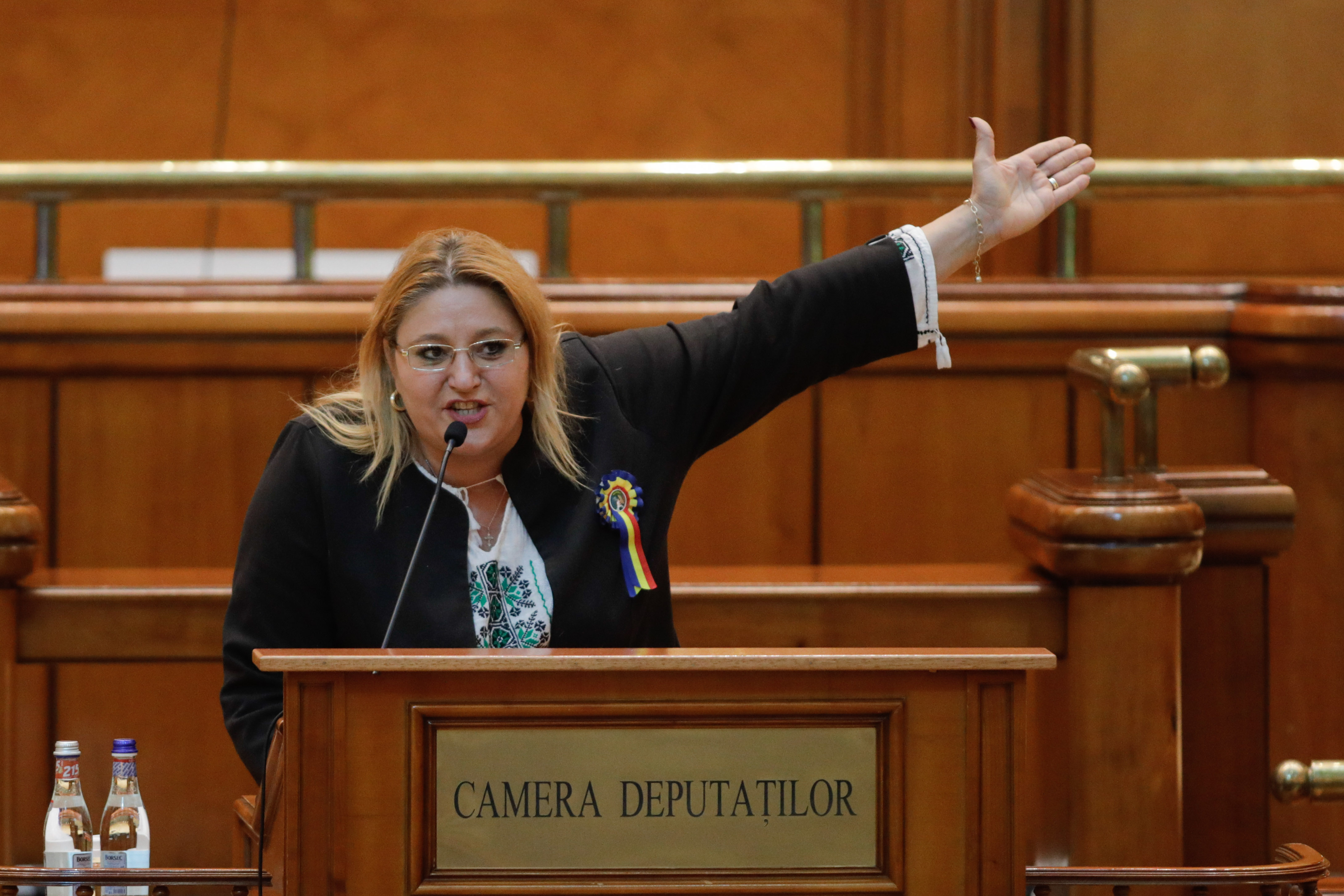 Diana Șoșoacă a refuzat să poarte mască în Parlament: „Jos masca! Am adeverință”