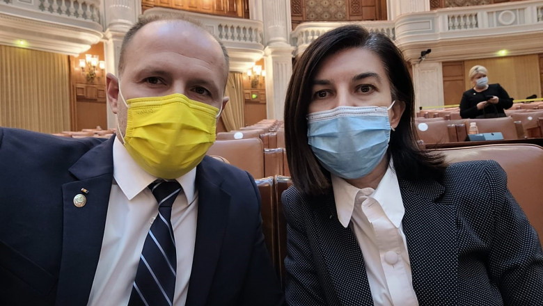 Alexandru Kocsis și Violeta Alexandru cu masti pe figura, în parlament.