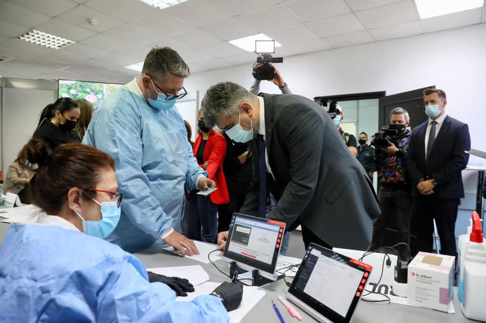 Marcel Ciolacu s-a vaccinat cu doza a treia: „Vă îndemn pe toți să vă vaccinați și să vă testați la cea mai mică suspiciune”