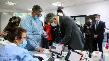 Marcel Ciolacu semnează la vaccinarea cu doza a treia de ser anti-Covid