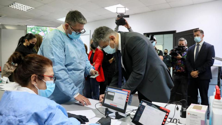 Marcel Ciolacu semnează la vaccinarea cu doza a treia de ser anti-Covid