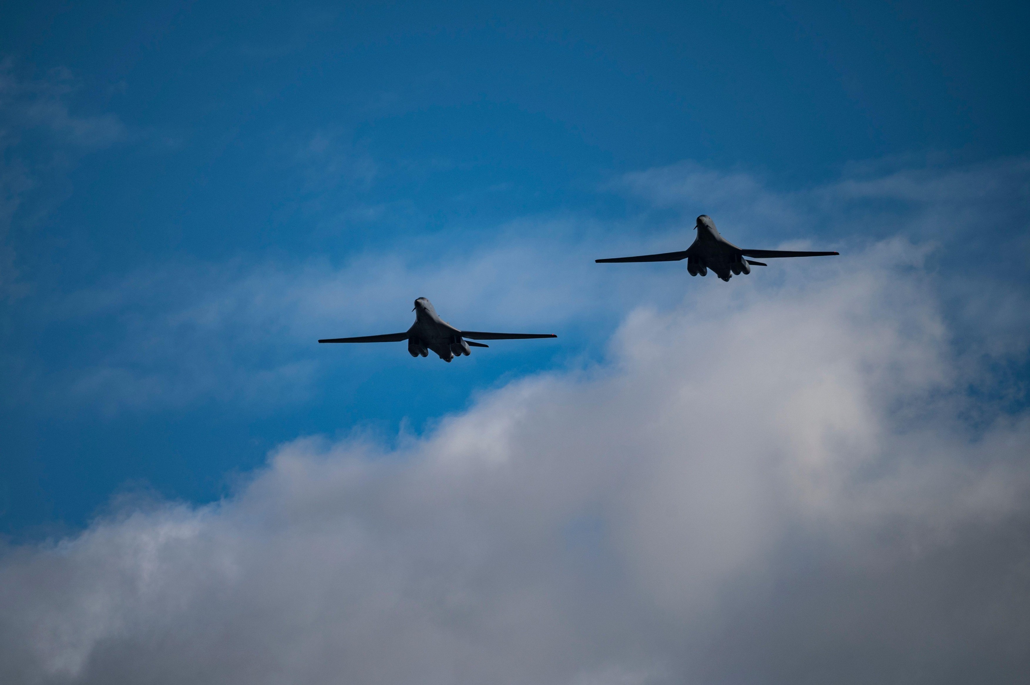 Două avioane rusești au interceptat două bombardiere americane deasupra Mării Negre