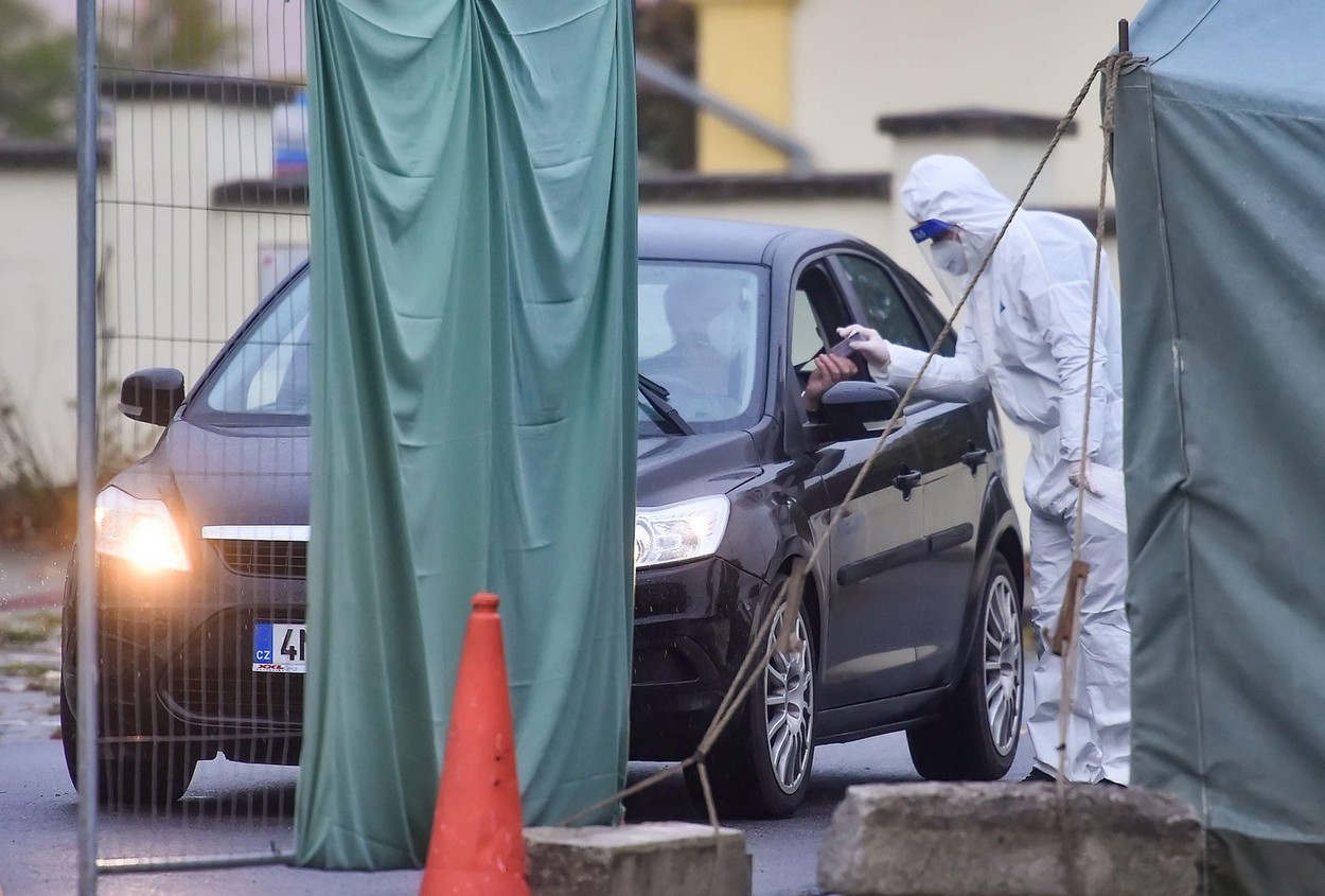 Guvernul ceh înăspreşte restricţiile în faţa creşterii numărului de contaminări cu SARS-CoV-2