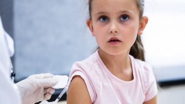 copil care este vaccinat