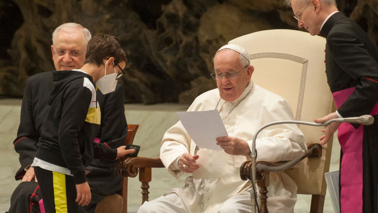 Un băieţel insistent a atras toate privirile în timpul audienţei săptămânale a papei Francisc.